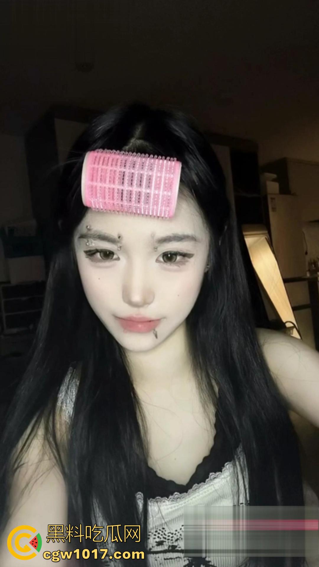 推特顶级网红微密圈福利视频流出!高颜御姐穿着情趣黑丝开裆袜自慰,高潮时淫水喷三米远!-2