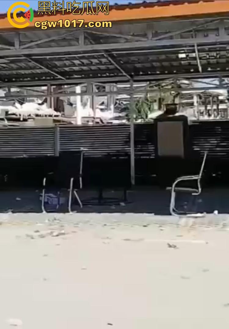 柬埔寨KK园区被血洗清剿!内部实拍曝光:牢笼、血迹、遗留手机触目惊心!-1