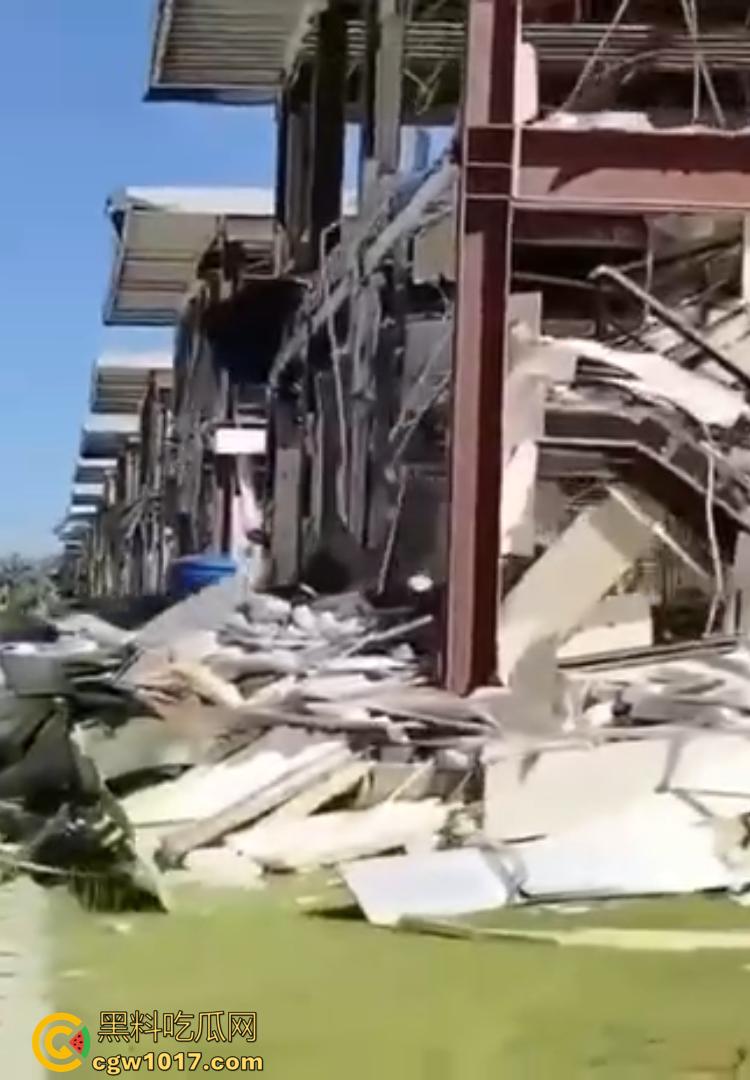 柬埔寨KK园区被血洗清剿!内部实拍曝光:牢笼、血迹、遗留手机触目惊心!-3