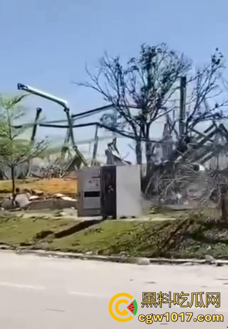 柬埔寨KK园区被血洗清剿!内部实拍曝光:牢笼、血迹、遗留手机触目惊心!-4