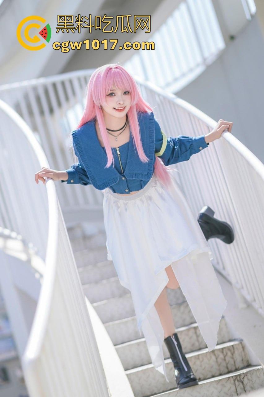 自习课惊现后排同学上课打飞机！边看平板边掏出大屌狂撸，这哥们只能说真生猛，太投入了被偷拍都没发现！-2