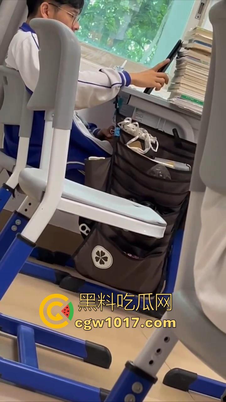 自习课惊现后排同学上课打飞机！边看平板边掏出大屌狂撸，这哥们只能说真生猛，太投入了被偷拍都没发现！-7