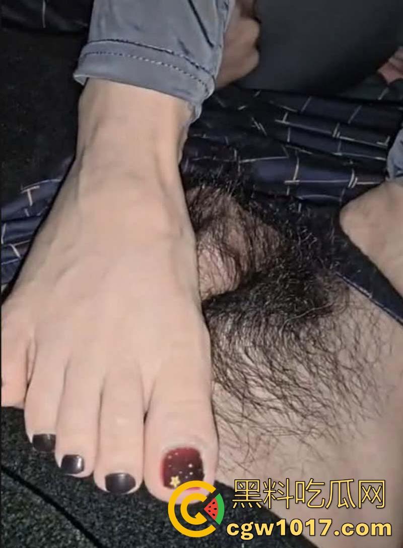 极品姐姐穿性感免脱瑜伽裤勾引青春期弟弟，性感肥臀巨乳曲线一览无遗，骚里骚气的骑乘，还是姐姐好啊！-9