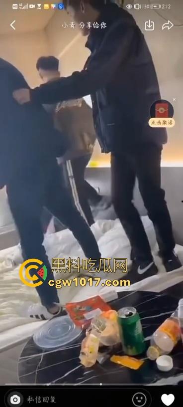 不是现在的东北精神小伙狠人这么多的吗！上门寻仇直接掏出大刀狂捅，地下躺着一个手里还捅着一个，这是要血洗啊！-1