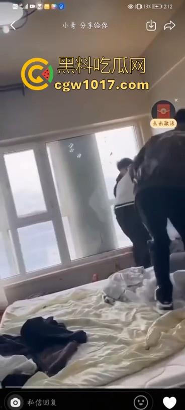 不是现在的东北精神小伙狠人这么多的吗！上门寻仇直接掏出大刀狂捅，地下躺着一个手里还捅着一个，这是要血洗啊！-4