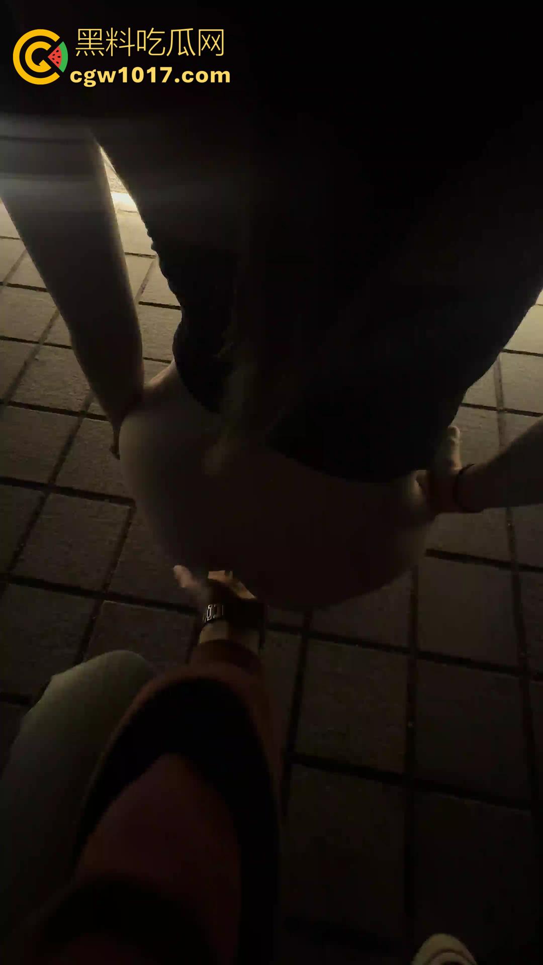 山东潍坊【赵雅婷】居然还有后续!户外露出新曝光!公园抠逼+动车厕所口爆+按摩店后入全记录!-1