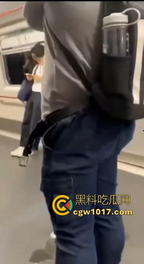 香港地铁牛仔裤大哥现场放尿直播！上班高峰期当着当着众人面开尿，可见心里素质是有多强大，小弟佩服！-6