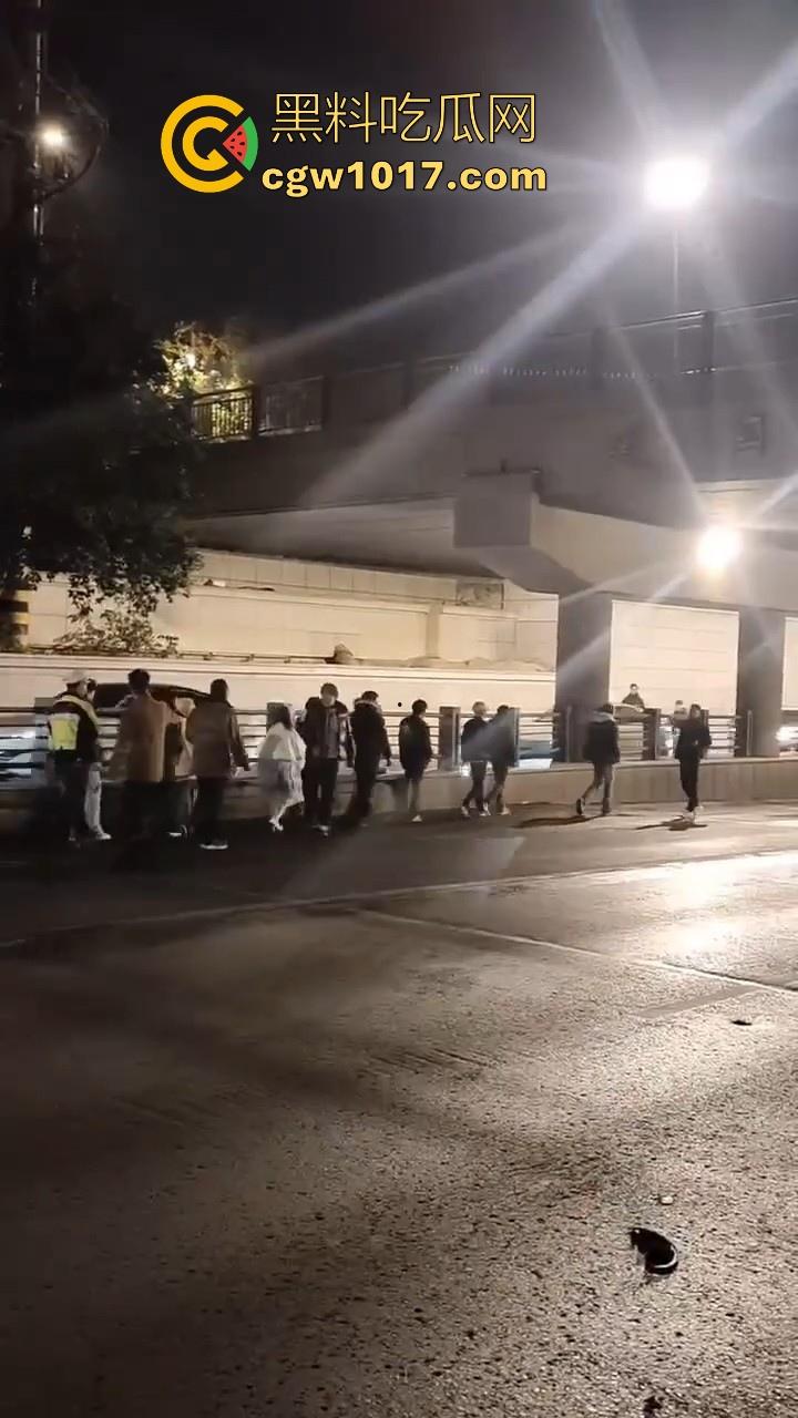 江苏徐州鬼火少年大战交通警察，深夜埋伏公路拦截，又打又逃像是gta5一样，可惜了这么多精神小伙没了战马！-6