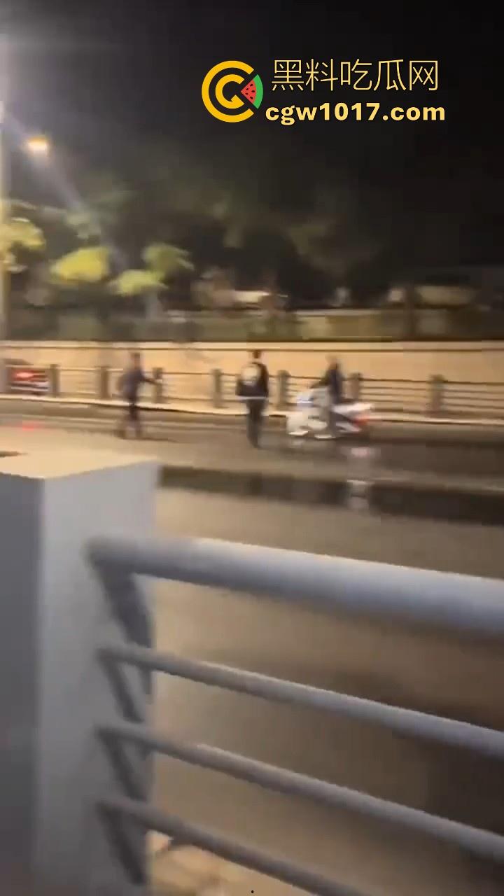 江苏徐州鬼火少年大战交通警察，深夜埋伏公路拦截，又打又逃像是gta5一样，可惜了这么多精神小伙没了战马！-8