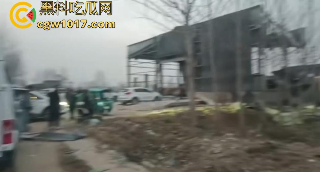 安徽亳州赵桥乡爆炸惨案只因为村名非法烟花销毁失控造成!卢天庙小学附近的建筑坍塌受损不一 造成4人重伤!-1