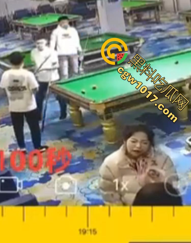 吉林台球厅女孩砍人 双刀双子星暴怒互砍 两个白衣小妹拿刀狂砍黑衣小妹 手持砍刀狂暴100秒-8