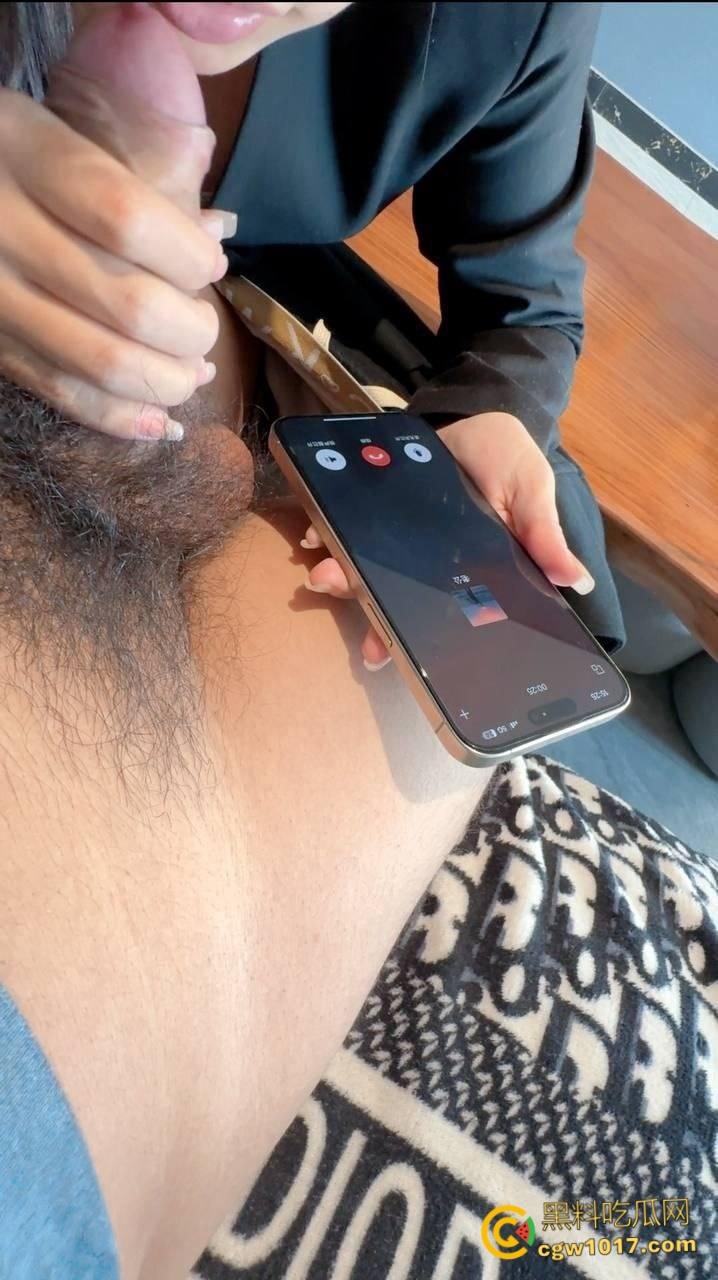 与兄弟老婆偷情,跑货车的发小突然打来电话,骚母狗竟然接着电话吞吐鸡巴,趴在窗户上被我猛猛抽插 !-3