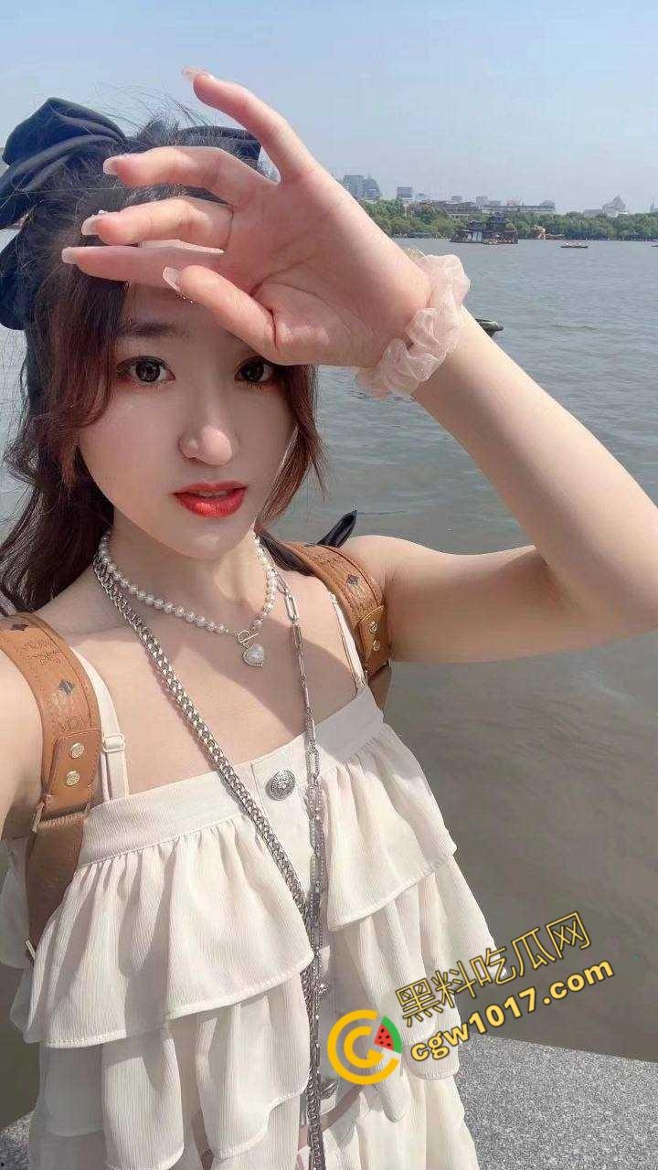 沈阳豪乳少妇【邓佳蕾】的淫荡诱惑：3P狂欢，狗绊式狂操，汁水四溅，欲仙欲死，疯狂放纵！-10