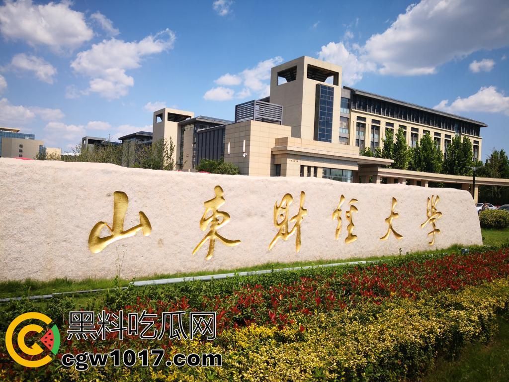 山东财大7409教室活春宫!晚自习女生桌下跪舔,被瓜友偷拍 视频在全校疯传!-1