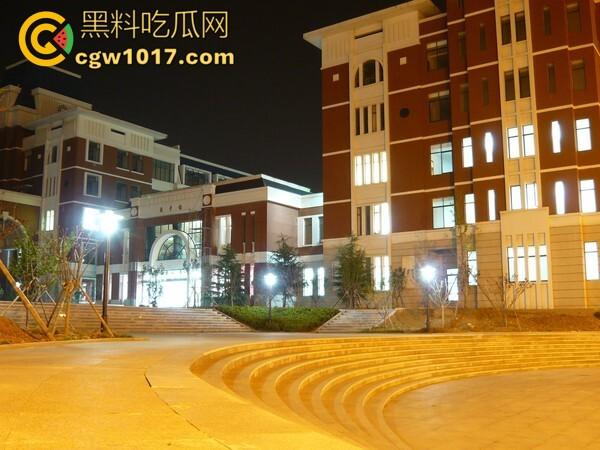 山东财大7409教室活春宫!晚自习女生桌下跪舔,被瓜友偷拍 视频在全校疯传!-2