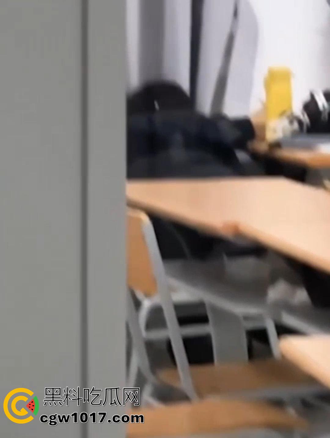 山东财大7409教室活春宫!晚自习女生桌下跪舔,被瓜友偷拍 视频在全校疯传!-5