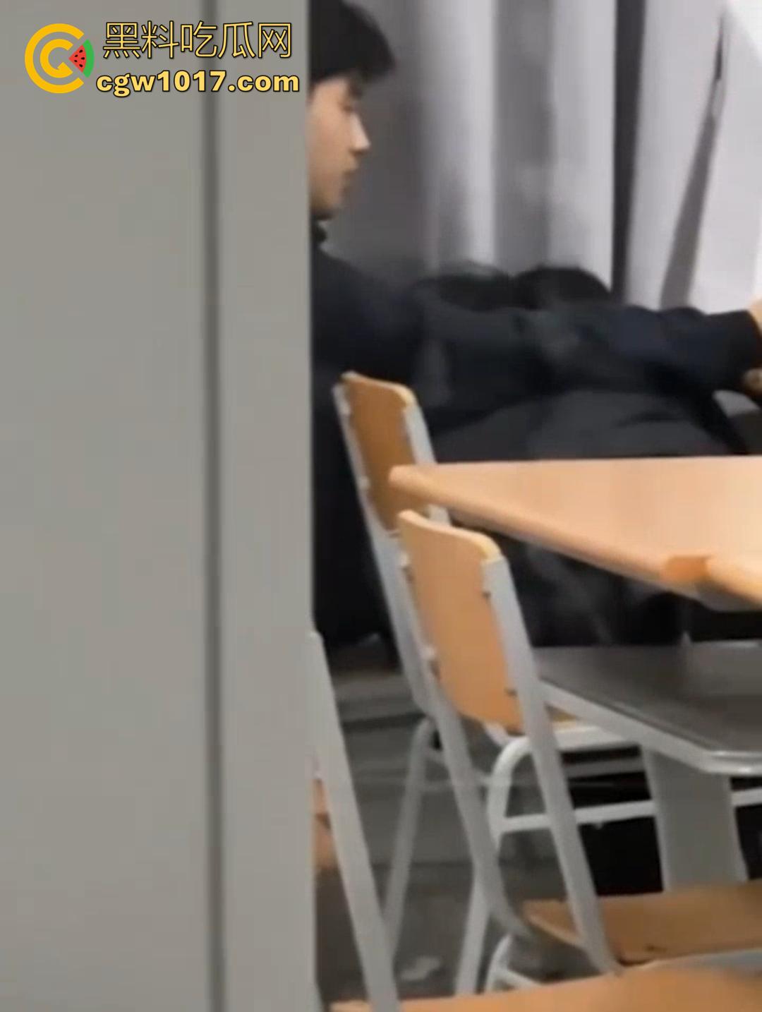 山东财大7409教室活春宫!晚自习女生桌下跪舔,被瓜友偷拍 视频在全校疯传!-6