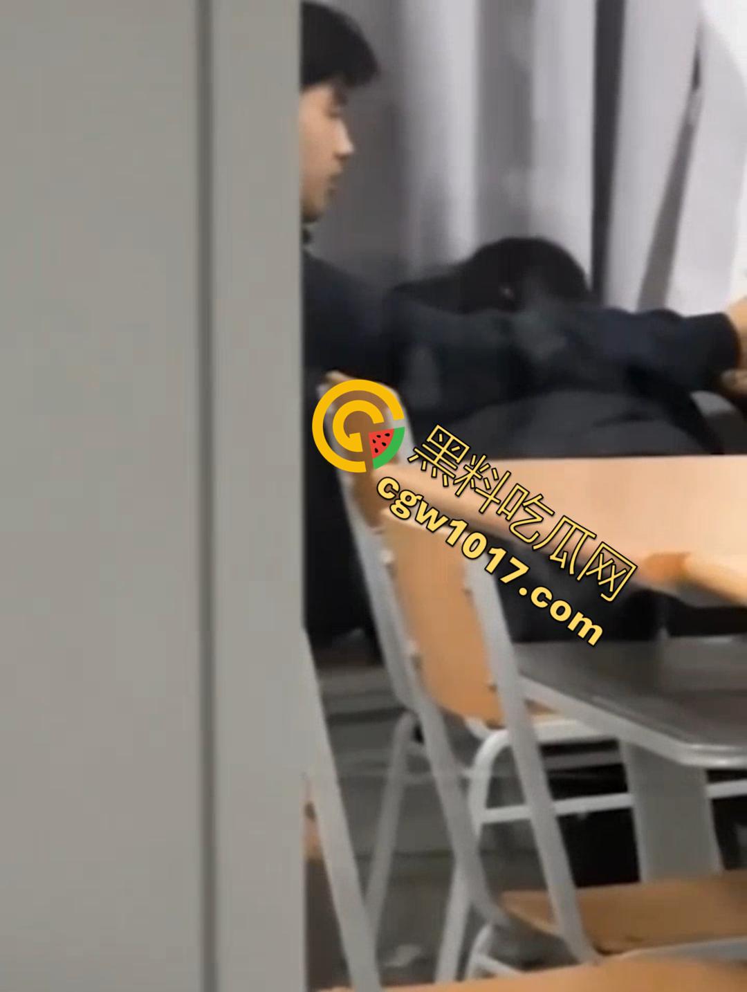 山东财大7409教室活春宫!晚自习女生桌下跪舔,被瓜友偷拍 视频在全校疯传!-7