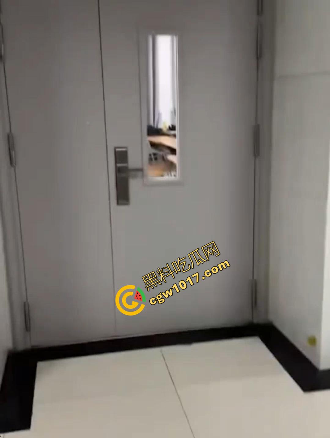 山东财大7409教室活春宫!晚自习女生桌下跪舔,被瓜友偷拍 视频在全校疯传!-4