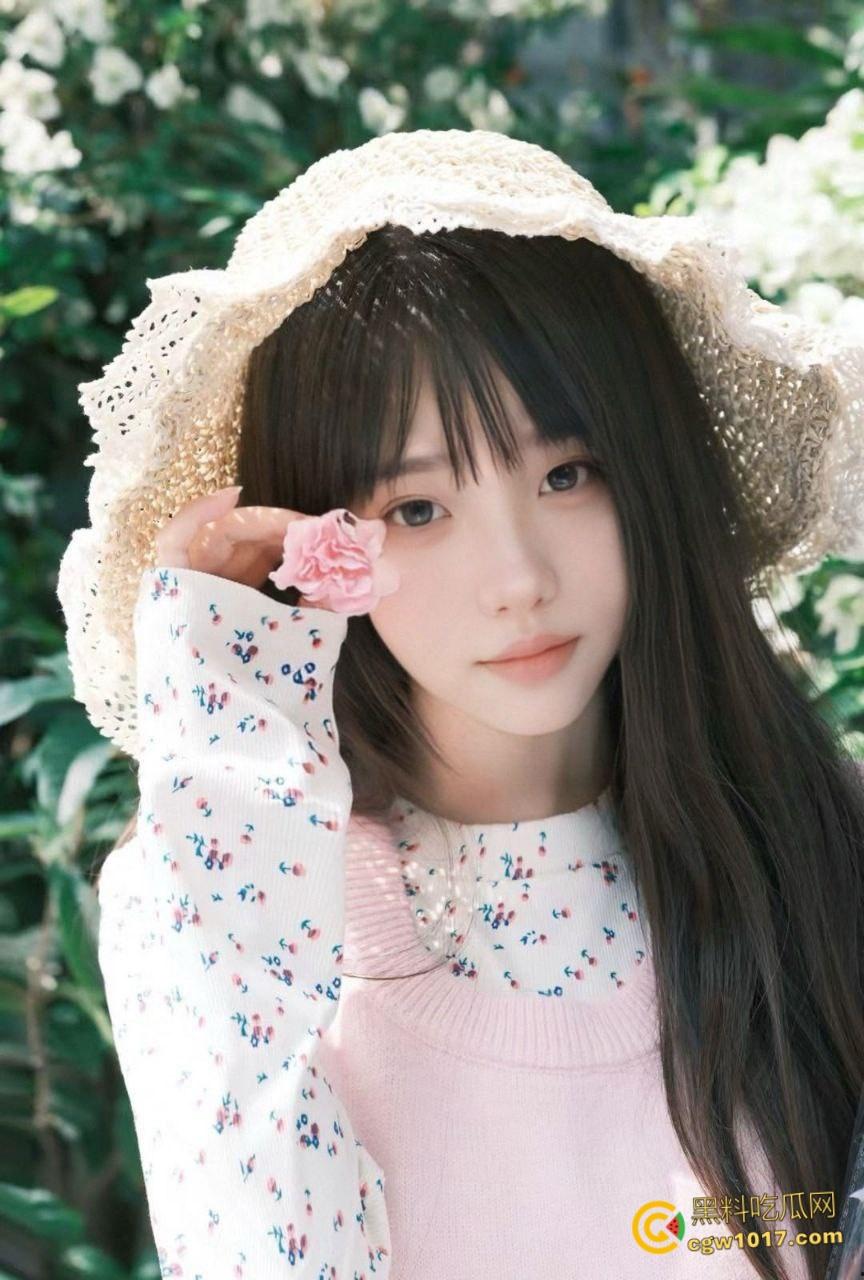 广撒网总有上钩的,约炮蜜桃臀可爱学妹,穿着可爱睡衣和小熊内裤,被大神在酒店楼道狂操,小翘臀被猛猛撞击!-1