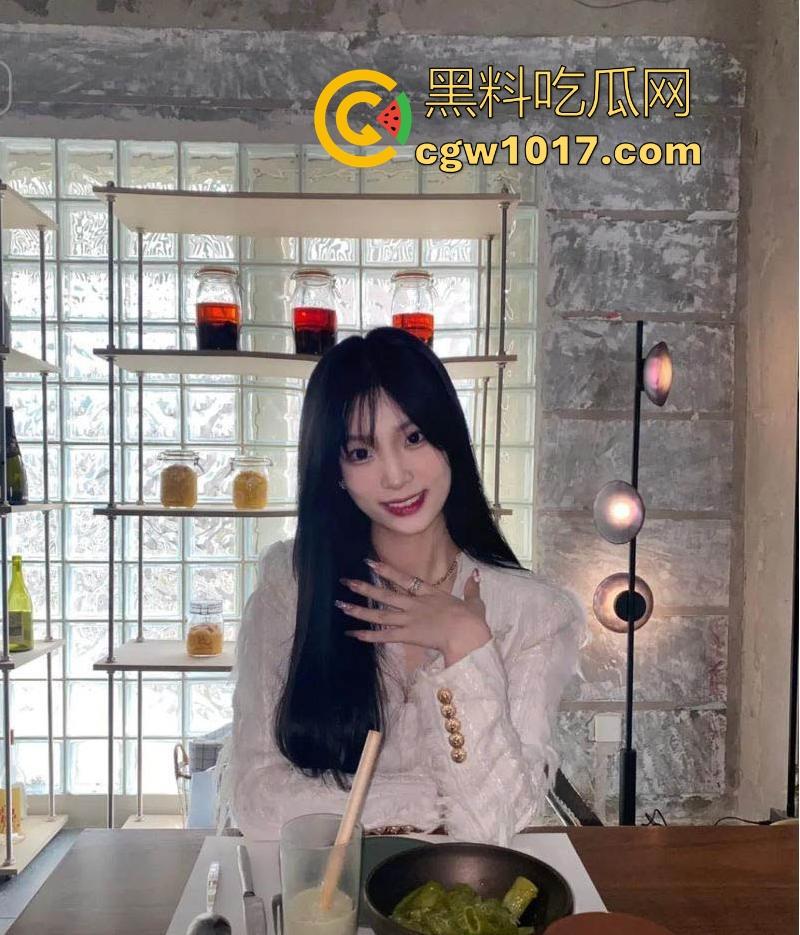 天津骚女【邵子畅】装欧洲女留哄骗富哥，天天约炮只为遇到哪个肯为她花钱的大冤种，骚逼早已雀黑无比！-6