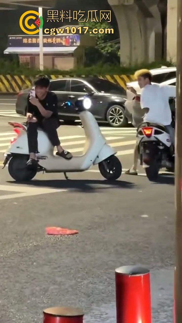 不用怀疑这就是精神小伙的日常操作，睡醒开鬼火搭小妹，游街结束随机解锁小妹酒店操逼，有时候你还不得不服气！-2