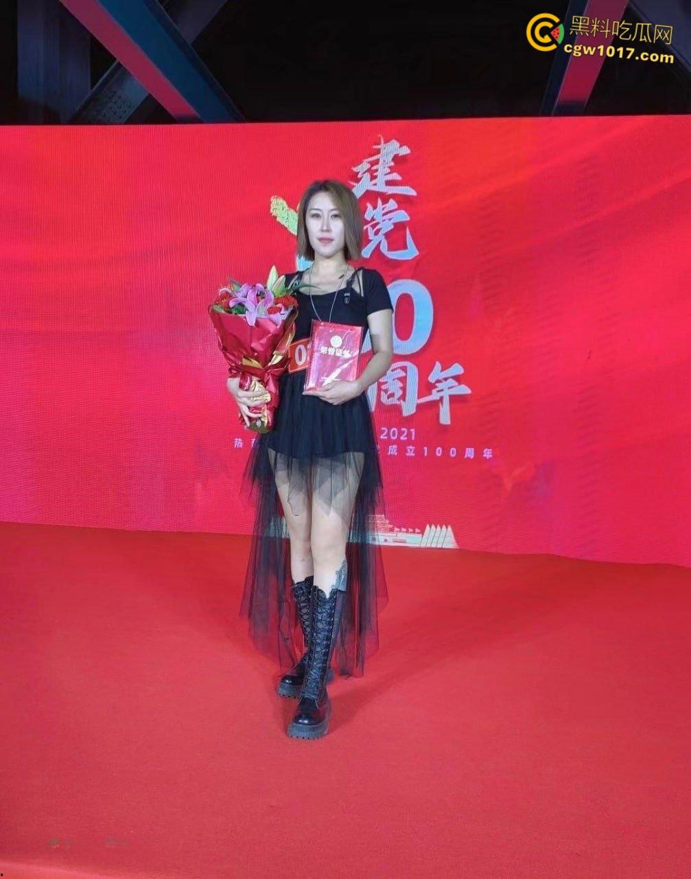 西安某公司优秀党员【方慧】,和单位领导开房偷情,还被领导pua不带套,穿着情趣制服被猛插内射!-1