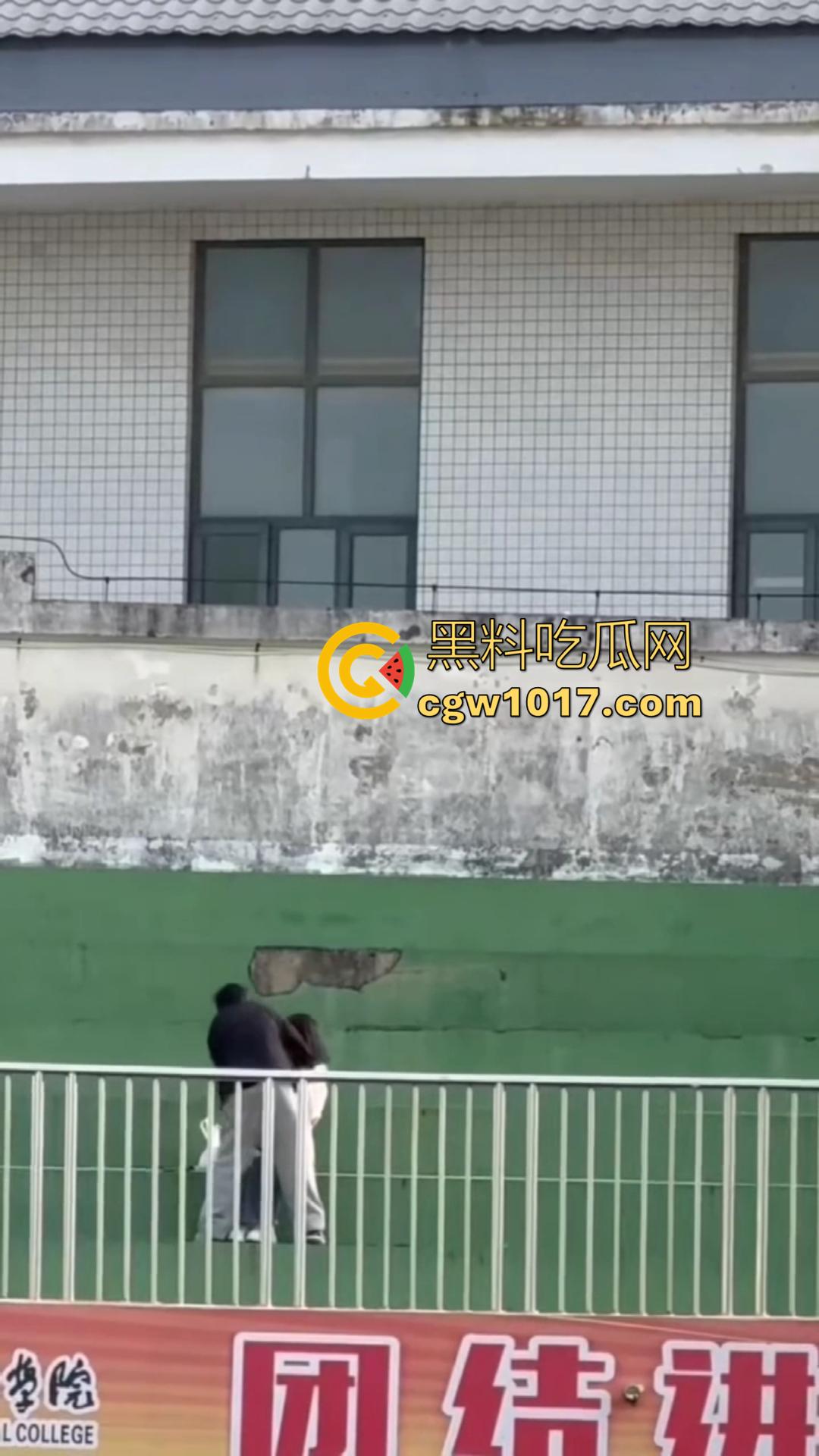 信阳职院操场上演活春宫!女友在操场观众席当众跪舔 脱衣揉胸,被数百手机围拍也熟视无睹!-7