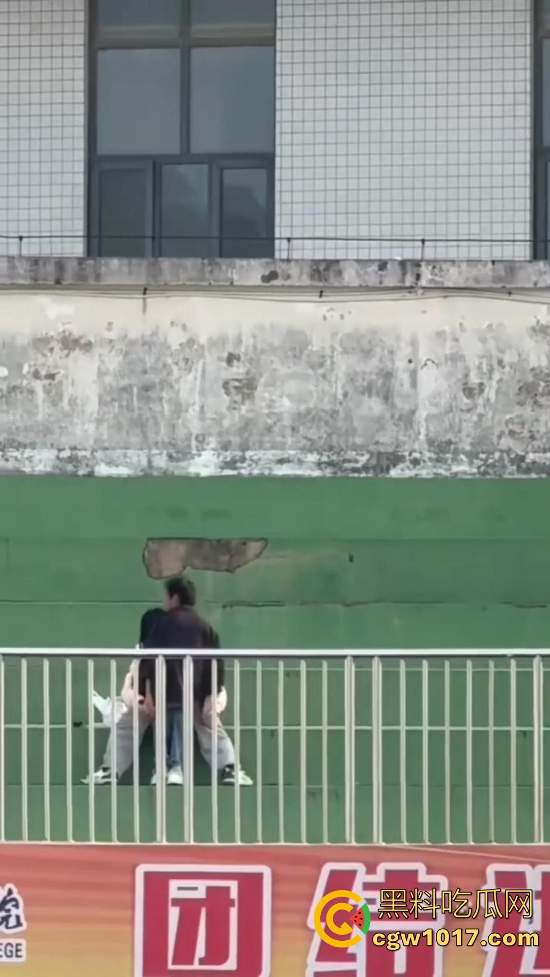 信阳职院操场上演活春宫!女友在操场观众席当众跪舔 脱衣揉胸,被数百手机围拍也熟视无睹!-4