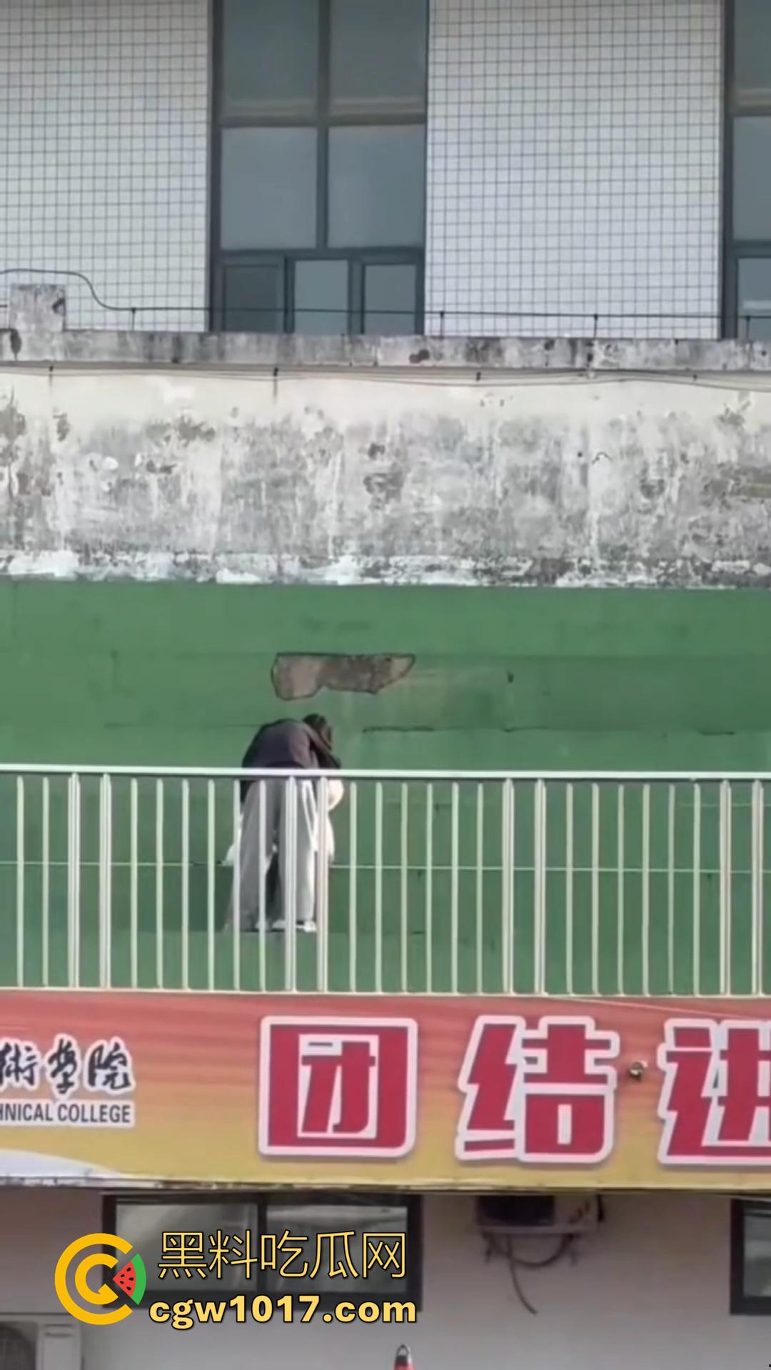 信阳职院操场上演活春宫!女友在操场观众席当众跪舔 脱衣揉胸,被数百手机围拍也熟视无睹!-5