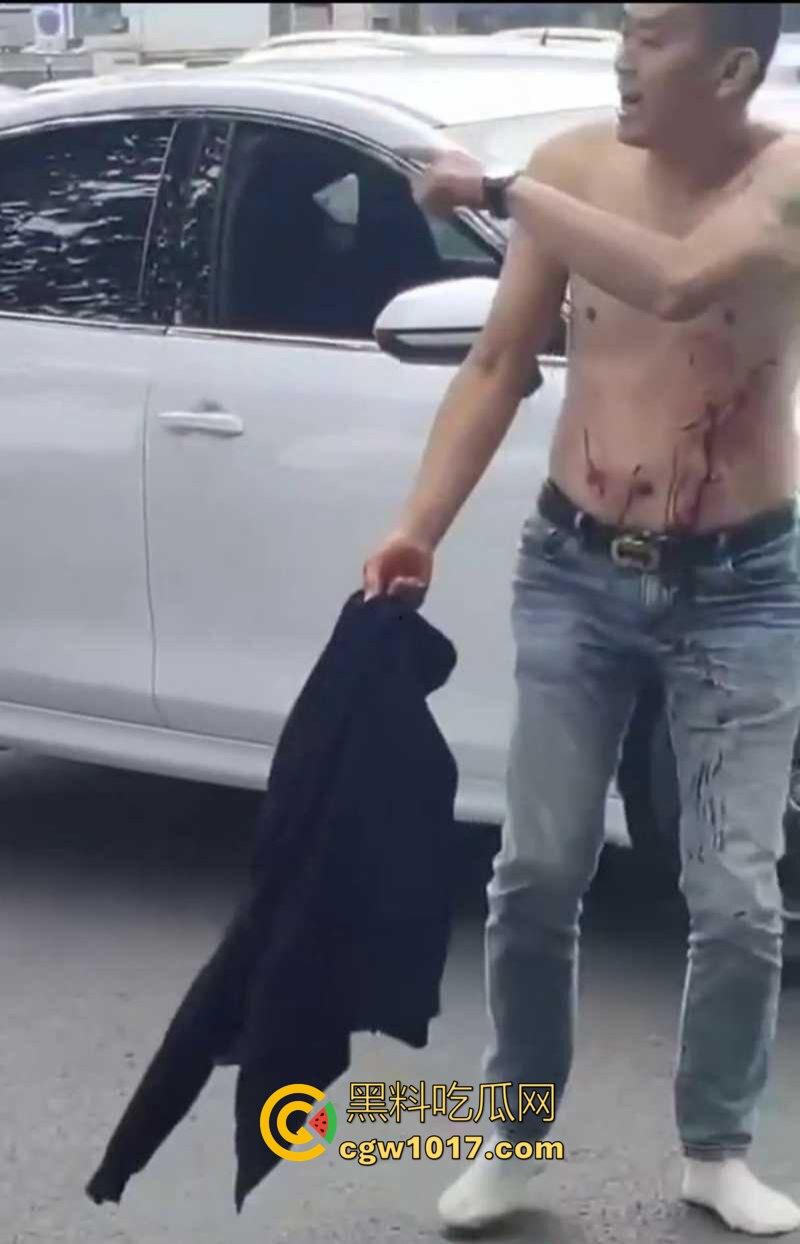 路怒症吵架秒变杀人现场!拔刀猛捅对面司机腹部,鲜血狂喷只能捂着肚子赶紧逃命!-7