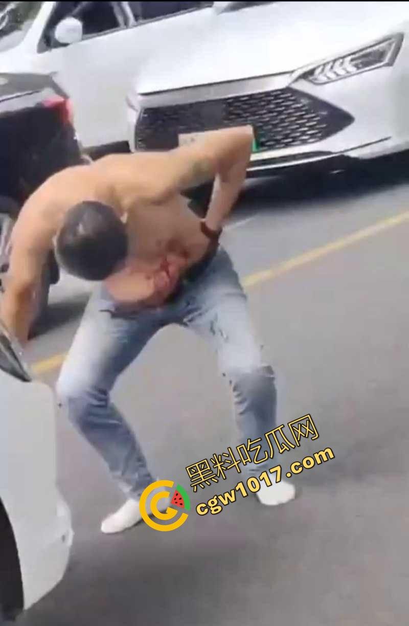 路怒症吵架秒变杀人现场!拔刀猛捅对面司机腹部,鲜血狂喷只能捂着肚子赶紧逃命!-9