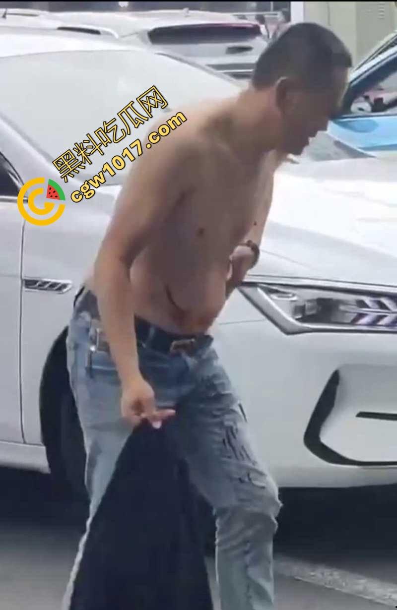 路怒症吵架秒变杀人现场!拔刀猛捅对面司机腹部,鲜血狂喷只能捂着肚子赶紧逃命!-8