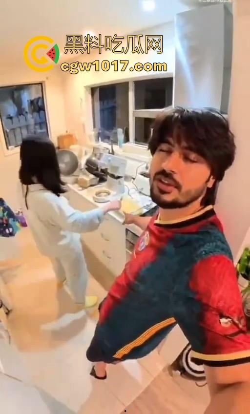 黑人时代已经过去,现在印度人才是顶流!中国妻子贴心呵护印度老公,连爸妈也带回到中国,巴西牛排变异啦!-3