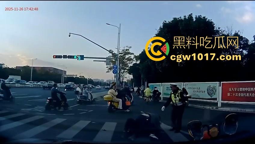 云南街头拳击赛火爆开打！1米8大哥被爆冷击败，旁边还带个穿绿马甲的裁判观赛，能动手就动手好吧！-3