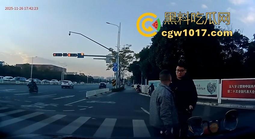 云南街头拳击赛火爆开打！1米8大哥被爆冷击败，旁边还带个穿绿马甲的裁判观赛，能动手就动手好吧！-8