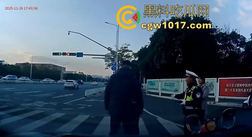 云南街头拳击赛火爆开打！1米8大哥被爆冷击败，旁边还带个穿绿马甲的裁判观赛，能动手就动手好吧！-9