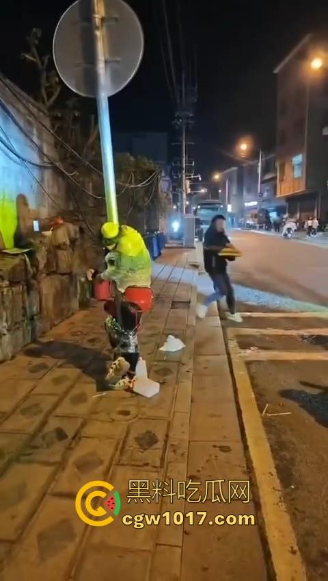 低俗婚闹特色文化？把新郎捆绑到马路栏杆上，三五好友扔鸡蛋牛奶，很好奇这是哪个地方的陋习啊？-2