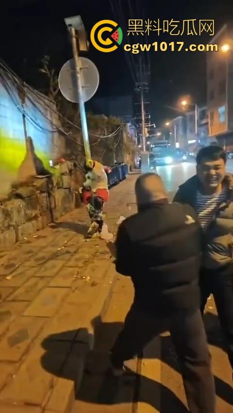 低俗婚闹特色文化？把新郎捆绑到马路栏杆上，三五好友扔鸡蛋牛奶，很好奇这是哪个地方的陋习啊？-3