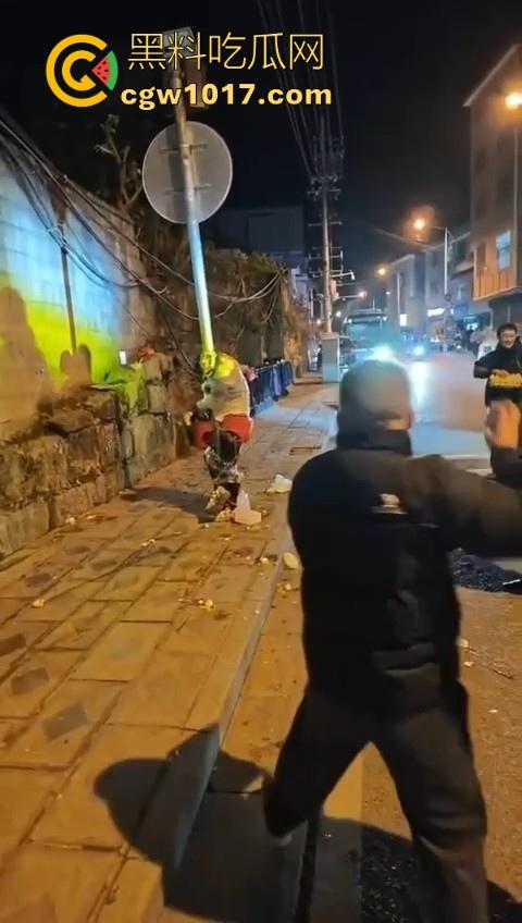 低俗婚闹特色文化？把新郎捆绑到马路栏杆上，三五好友扔鸡蛋牛奶，很好奇这是哪个地方的陋习啊？-4