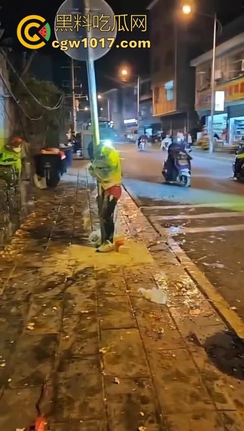 低俗婚闹特色文化？把新郎捆绑到马路栏杆上，三五好友扔鸡蛋牛奶，很好奇这是哪个地方的陋习啊？-7