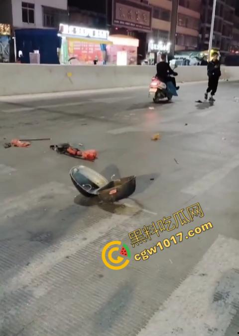普宁市血腥车祸现场曝光!摩托车被撞飞,车主血流一地,惨不忍睹,幸存者惨叫声撕心裂肺,围观者目无法直视!-1