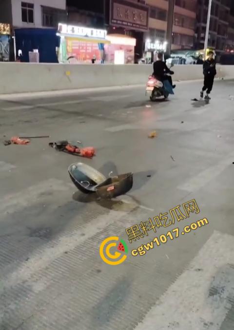 普宁市血腥车祸现场曝光!摩托车被撞飞,车主血流一地,惨不忍睹,幸存者惨叫声撕心裂肺,围观者目无法直视!-1