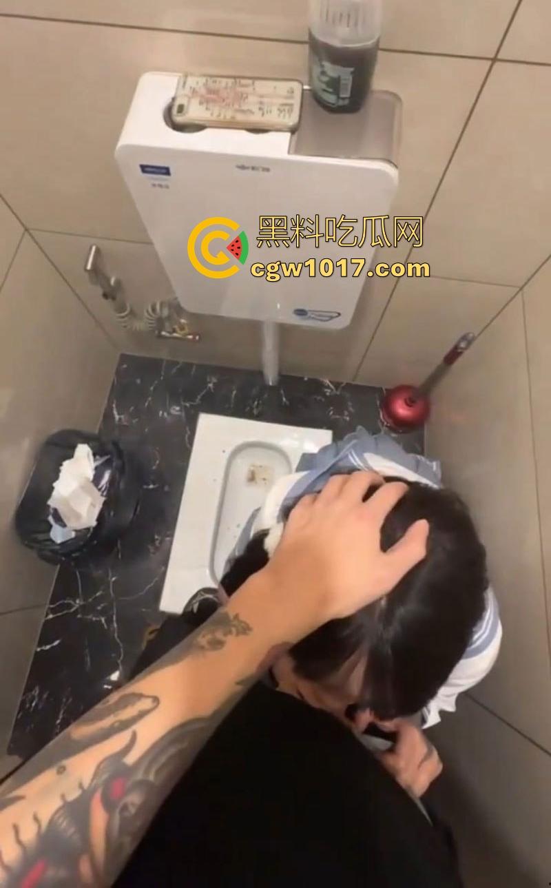 顶级约炮之王微信群视频直播做爱!约炮台球宝贝厕所深喉口交后入,激烈打桩无套猛插,主打一个他吃肉兄弟们喝汤!-8