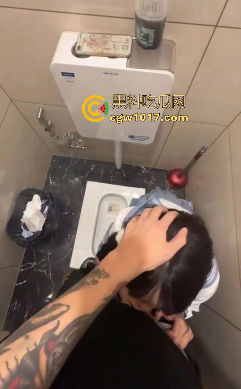 顶级约炮之王微信群视频直播做爱!约炮台球宝贝厕所深喉口交后入,激烈打桩无套猛插,主打一个他吃肉兄弟们喝汤!-8