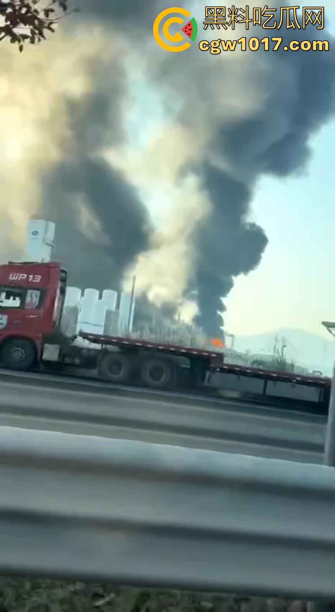 义乌光伏巨头正泰新能厂突发大火 赤岸镇浓烟冲天 全市消防出动几十车救火 全城围观！-2