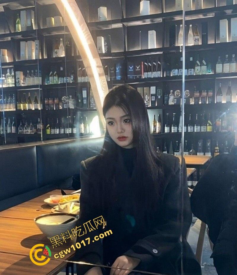 极品反差婊!乖学生变床上极品母狗,被校外土豪包养调教全程曝光,女神深喉吞巨舌,爆操高潮喷汁!-1