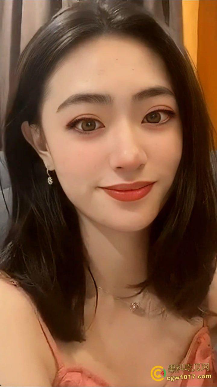 浙江大学大一学妹【冯思颖】,淫荡母狗对大屌爱不释手,被疯狂颜射一脸,蜜桃翘臀被学长后入狂操 !-1