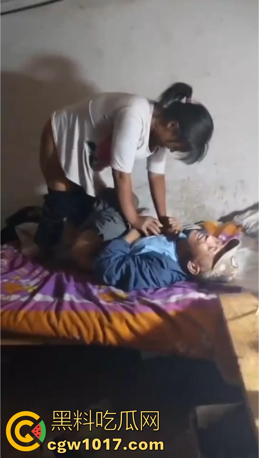 三十如狼四十如虎！一群饥渴熟女当场扒光男人裤子，疯抢着坐上去榨精！-7