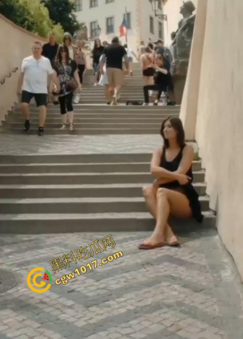 风情万种的裸女胆大妙趣横生,街头裸体拍照潮流大胆,观众无动于衷,自由穿衣的极限诱惑!-3